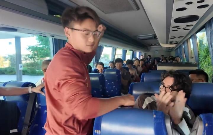  半决赛前夕，王霜停赛却现身大巴；她的话语，点亮队友征程。 体育新闻 半决赛前夕，王霜停赛却现身大巴；她的话语，点亮队友征程。 体育新闻