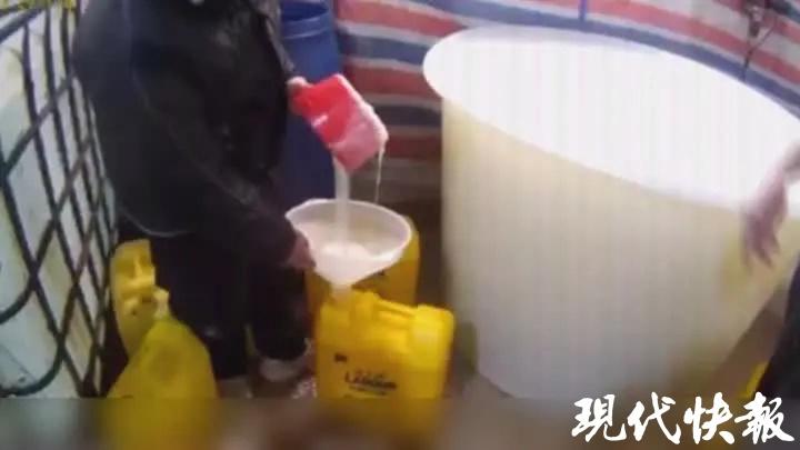  不法分子利用正品空桶；勾兑劣质原料制假；黑作坊售出大量冒牌洗洁精。 新闻 不法分子利用正品空桶；勾兑劣质原料制假；黑作坊售出大量冒牌洗洁精。 新闻 不法分子利用正品空桶；勾兑劣质原料制假；黑作坊售出大量冒牌洗洁精。 新闻 不法分子利用正品空桶；勾兑劣质原料制假；黑作坊售出大量冒牌洗洁精。 新闻