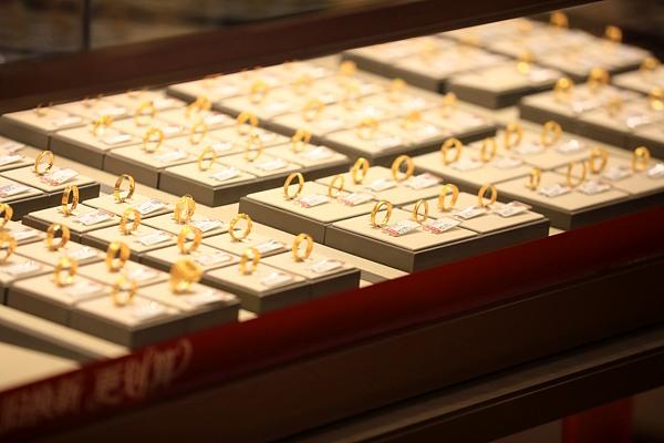  黄金市场剧烈震荡，国际金价连续下行；周大福等品牌暂缓一口价产品调价。 股票财经 黄金市场剧烈震荡，国际金价连续下行；周大福等品牌暂缓一口价产品调价。 股票财经 黄金市场剧烈震荡，国际金价连续下行；周大福等品牌暂缓一口价产品调价。 股票财经